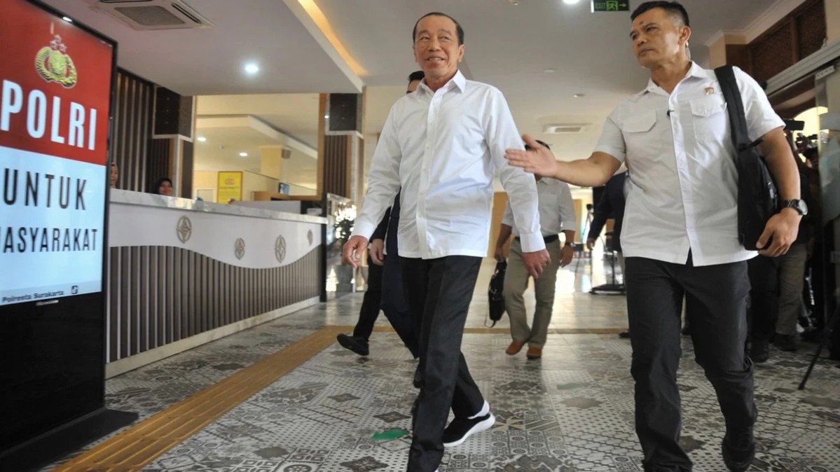 keuangannews_id's tweet photo. Jokowi Dipastikan Hadir di Sidang Roy Suryo dan dr Tifa Jika Dipanggil Jaksa https://t.co/cAbyV3JkKq lewat @Keuangan News https://t.co/mMcdLrsmfB