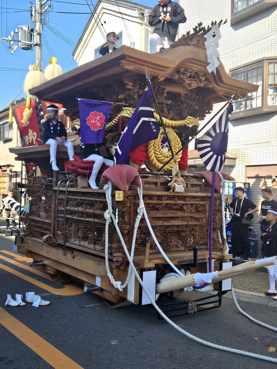 dankichi1986's tweet photo. 令和８年９月１９日(仏滅)
岸和田だんじり祭り　宵宮　午前曳行

曳き出しのかんかん場を見た後は一旦疎開道へ向かいます(浜七町の駒替えや花寄せした町の花板を見たり)
休憩の間、子供らが屋根に乗ったり太鼓叩いたりと楽しそうな雰囲気が好きです☺️
①、②中之濱町
③、④中町 https://t.co/Dq0PlZQzaC