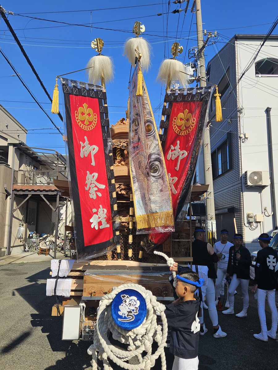 dankichi1986's tweet photo. 令和８年９月１９日(仏滅)
岸和田だんじり祭り　宵宮　午前曳行

曳き出しのかんかん場を見た後は一旦疎開道へ向かいます(浜七町の駒替えや花寄せした町の花板を見たり)
休憩の間、子供らが屋根に乗ったり太鼓叩いたりと楽しそうな雰囲気が好きです☺️
①、②中之濱町
③、④中町 https://t.co/Dq0PlZQzaC