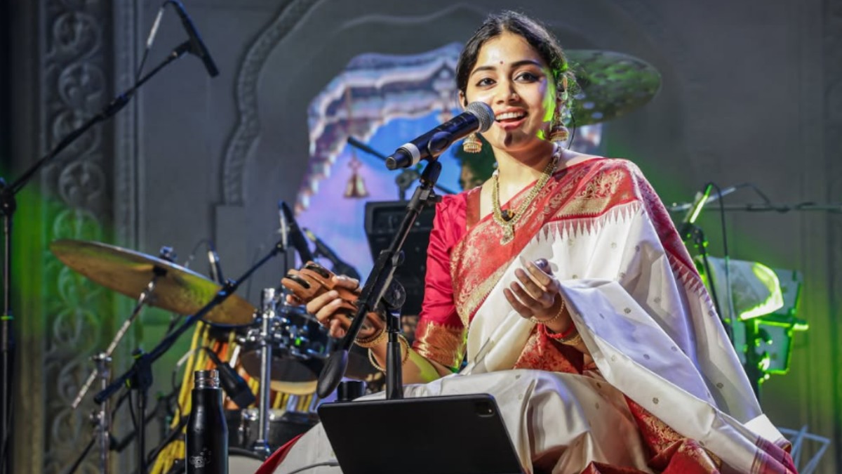 filmimagic's tweet photo. Singer Shivashree Skandaprasad Shares Bitter Train Journey Experience, Says ‘God Save This Country’
https://t.co/BDEtMPYBAe
#ShivashreeSkandaprasad #Shivashree #TejasviSurya #TrainJourney #IndianRailways #CivicSense #PublicBehaviour #TrainTravel #RailwayNews https://t.co/72sDkgKGhk