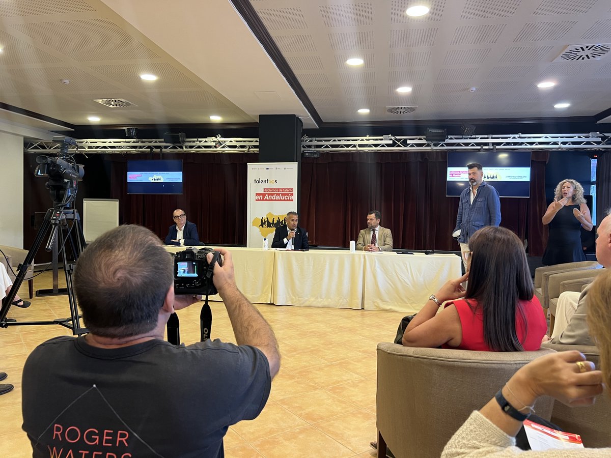 foehuelva's tweet photo. El talento no entiende de etiquetas 🌟
Hoy hemos participado en #HablemosDeTalento, donde hemos destacado que contratar a personas con discapacidad enriquece los equipos, abre nuevas perspectivas y fortalece a las empresas. 🤝
#FOE #TalentoInclusivo #InclusiónLaboral https://t.co/jM1YDX9Lul