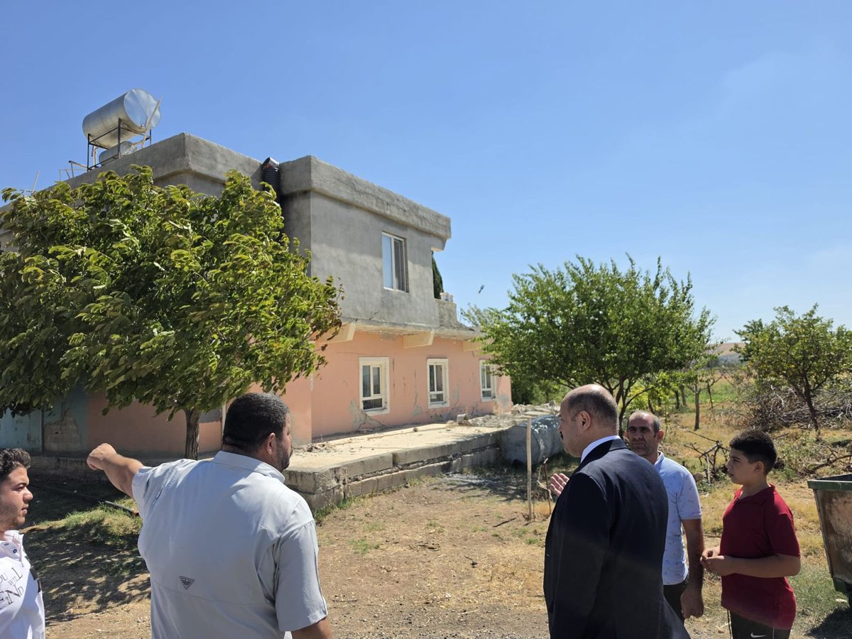 sanliurfabld's tweet photo. 📍 DEPREMİN MERKEZİNDE SAHADAYIZ

Şanlıurfa Büyükşehir Belediye Başkanımız Mehmet Kasım Gülpınar, merkez üssü Karaköprü Pınarbaşı olan depremin ardından bölgeye giderek sahada incelemelerde bulundu.

Başkanımız Gülpınar, ekiplerimizden bölgedeki son durum hakkında bilgi alarak yürütülen çalışmaları yerinde takip etti.

Tüm ekiplerimizle sahadayız. Depremden etkilenen hemşehrilerimizin yanındayız.

Geçmiş olsun Şanlıurfa.