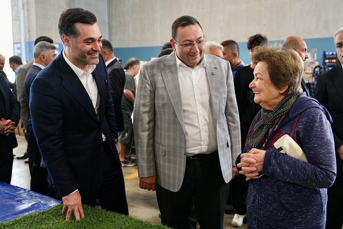 TahaSaricaoglu's tweet photo. Bulgurlu’da hemşehrilerimizle, esnafımızla bir aradaydık.

Belediye Başkan Vekilimiz Dündar Ziya Gültekin, MHP Üsküdar İlçe Başkanımız Mustafa Gider, ve Cumhur İttifakı mensuplarımızla birlikte Bulgurlu Semt Pazarı’nda pazarcı esnafımızı ve kıymetli komşularımızı ziyaret ettik.

Üsküdar’da hizmetin, gayretin ve sahada olmanın heyecanını hep birlikte yaşıyoruz.

Esnafımızın sesini dinliyor, komşularımızın taleplerini yerinde görüyor; Üsküdar için hep birlikte çalışıyoruz.

İşimiz Üsküdar, gücümüz Üsküdar.