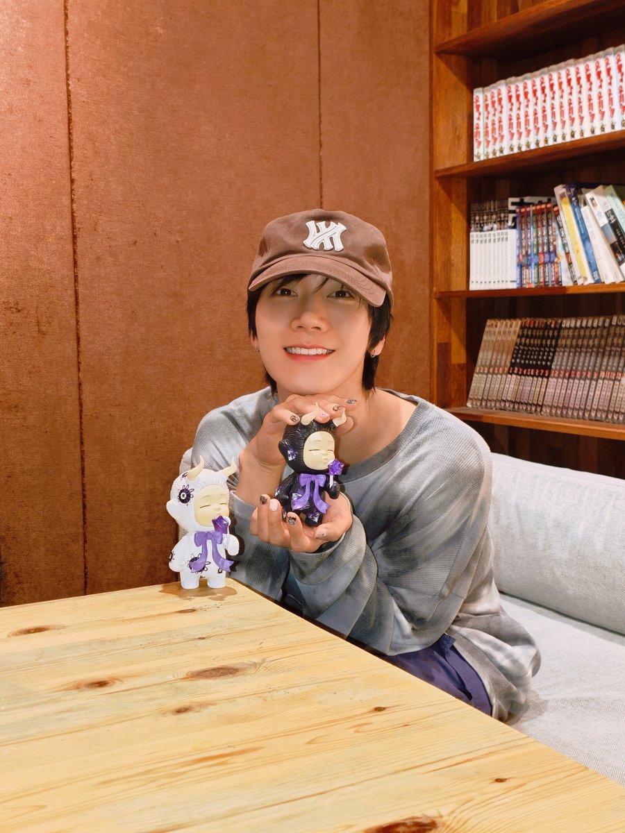angelof_stars's tweet photo. Angel LUMIH✨, Angel DIAS 💎 & TEN 🐈‍⬛ all in one frame!

Hope in one hand.
Strength in the other.

Two angels, carrying two different meanings, now coming together in the same moment with the creator behind their symbols! 

Angel LUMIH reminds us to keep looking for the light and the possibilities, even when the path ahead is not yet clear.

Angel DIAS reminds us that strength can grow through every challenge, waiting for our moment to shine.

And perhaps, that is what we all need:
Hope to see the possibilities, and Strength to keep moving forward. ✦

Join us in spreading kindness, sharing hope, and giving back to society. Pre-orders coming soon! ✨

แองเจลลูมิฮ์ ✨ แองเจลดิแอส์ 💎 และ(แองเจล)เตนล์อยู่ในเฟรมเดียวกัน!

มือหนึ่งโอบอุ้มความหวัง อีกมือหนึ่งโอบอุ้มความเข้มแข็ง สองแองเจล สองความหมายที่แตกต่าง พร้อมกับผู้สร้างสรรค์สัญลักษณ์ของพวกเขา

แองเจลลูมิฮ์ เตือนให้เราไม่หยุดมองหาแสงสว่างและความเป็นไปได้ แม้เส้นทางข้างหน้าจะยังไม่ชัดเจน

แองเจลดิแอส์ เตือนให้เราเชื่อว่า ความเข้มแข็งเติบโตขึ้นได้จากทุกความท้าทาย เพื่อรอวันที่เราจะได้เปล่งประกายในแบบของเรา

และบางที… สิ่งเหล่านี้อาจเป็นสิ่งที่เราทุกคนต้องการ
ความหวัง เพื่อมองเห็นความเป็นไปได้
และความเข้มแข็ง เพื่อพาเราก้าวต่อไป ✦

มาร่วมส่งต่อความหวัง และร่วมสร้างสิ่งดี ๆ คืนสู่สังคมไปด้วยกัน
เปิดให้พรีออเดอร์เร็ว ๆ นี้! ✨

#AngelOfStars_DOTOYxTEN #TEN
#Angel_LUMIH #TheEyesOfHopeAndLight
#Angel_DIAS #TheDiamondOfStrength