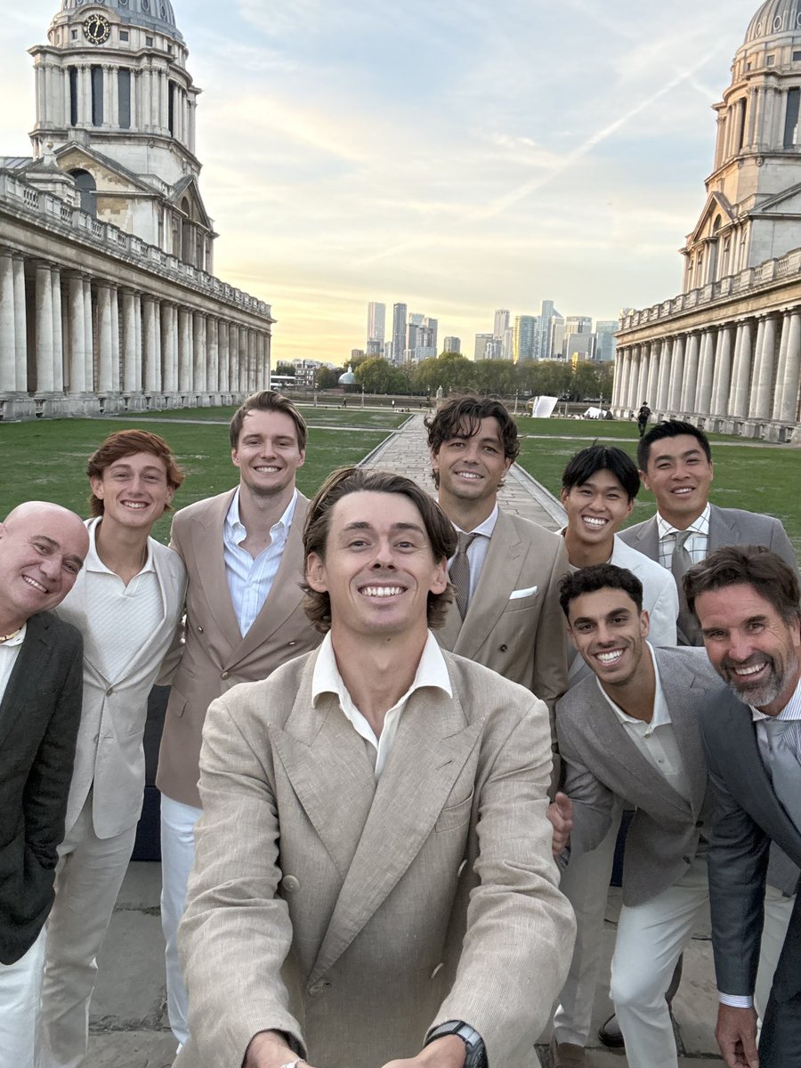 LaverCup's tweet photo. Best face forward 🤳

#LaverCup #TennisUnrivaled https://t.co/ZU5IpOG7iO