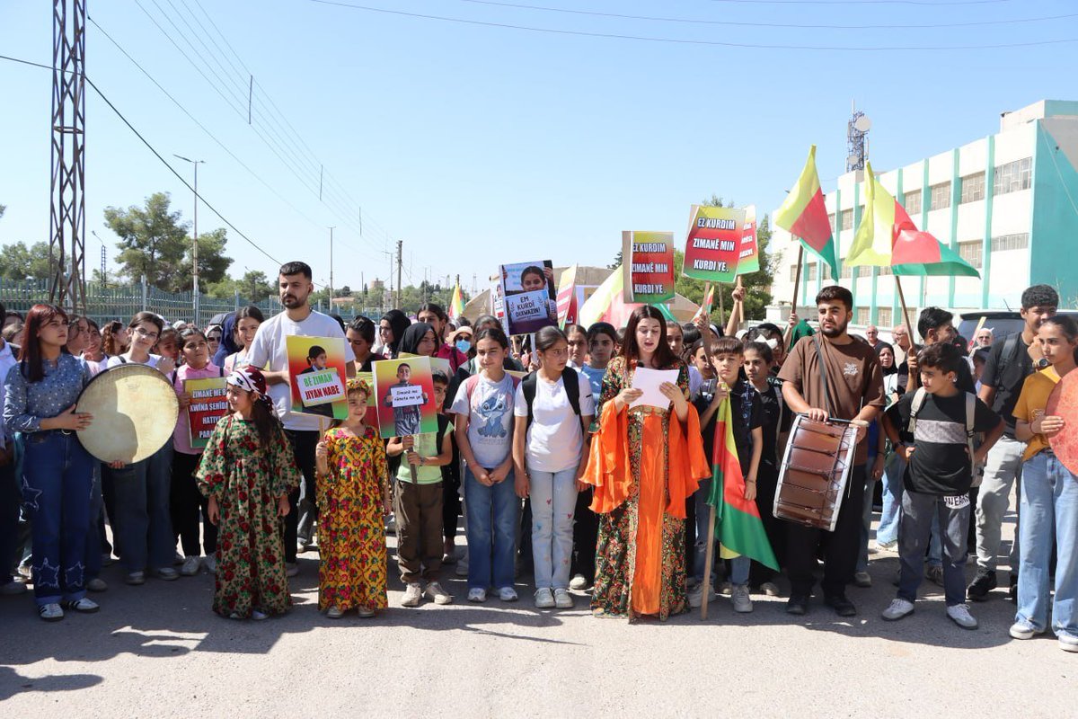 RojavaGundem6's tweet photo. 📍Qamişlo ve Girkê Legê

Rojava kentlerinde Kürt diline yönelik ayrımcılık protesto edilmeye devam ediyor.

https://t.co/3l337wsARq https://t.co/nSsdKSwHg8