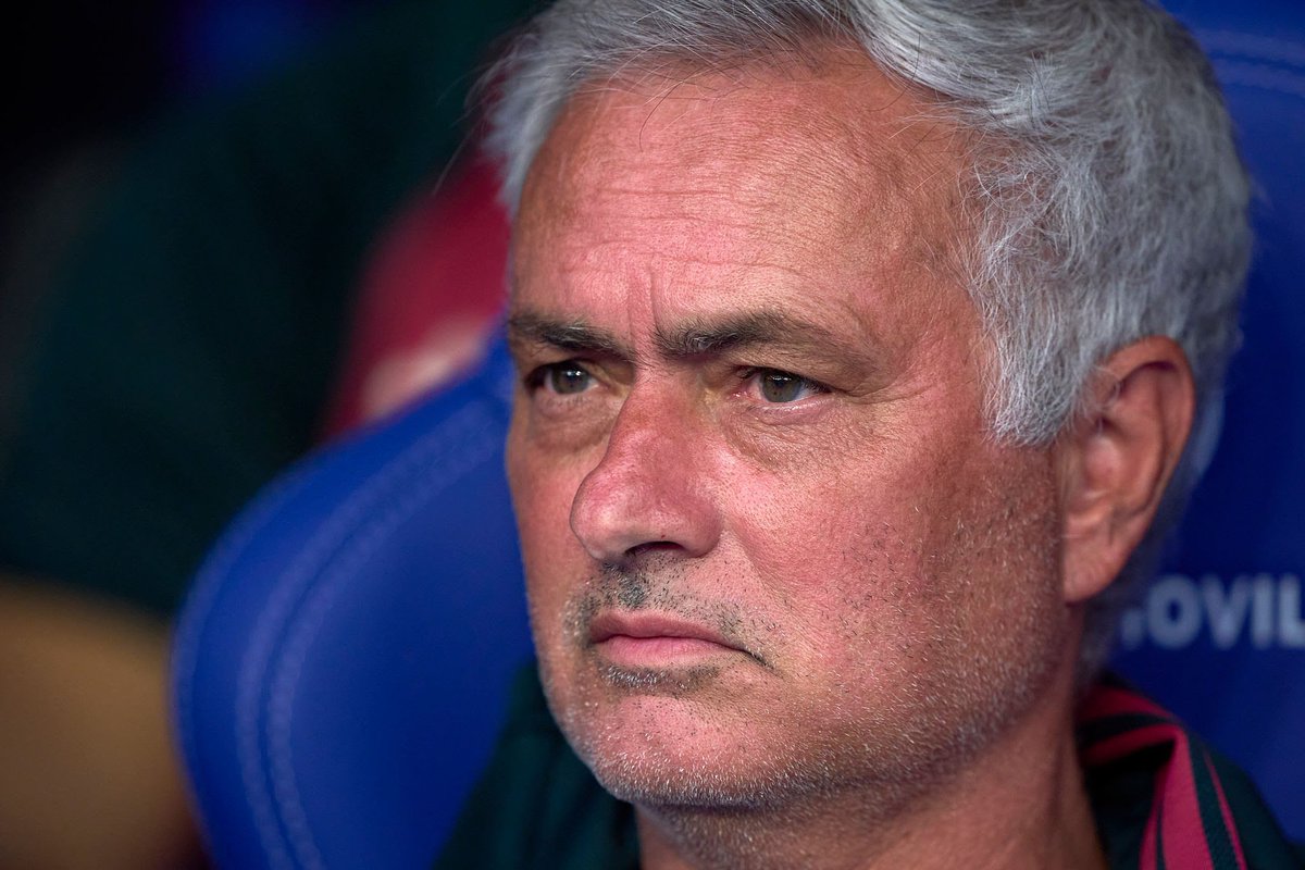 TouchlineX's tweet photo. 🚨 𝗡𝗘𝗪: José Mourinho is preparing an individual plan for each player in the team in preperation for the next part of the league.

— @marca https://t.co/QPJZMNHvb0