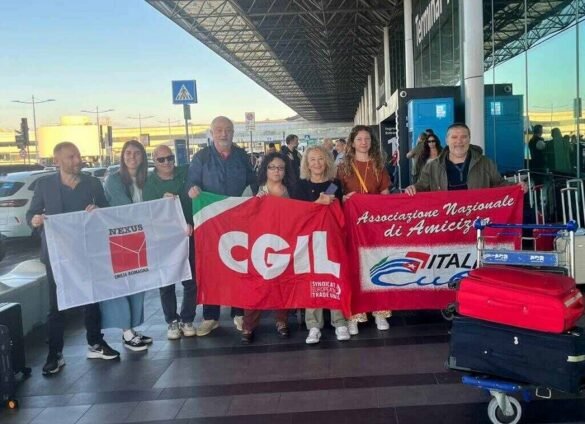 RadioHabanaCuba's tweet photo. #CubaNoEstáSola 🇮🇹🇨🇺
Con la consigna “Ruta a #Cuba: Estar donde importa”, partió la víspera desde #Roma hacia #LaHabana caravana de solidaridad y contra el bloqueo de #EEUU.
https://t.co/OOg5MZBf10 https://t.co/GccTYOJ2Z4