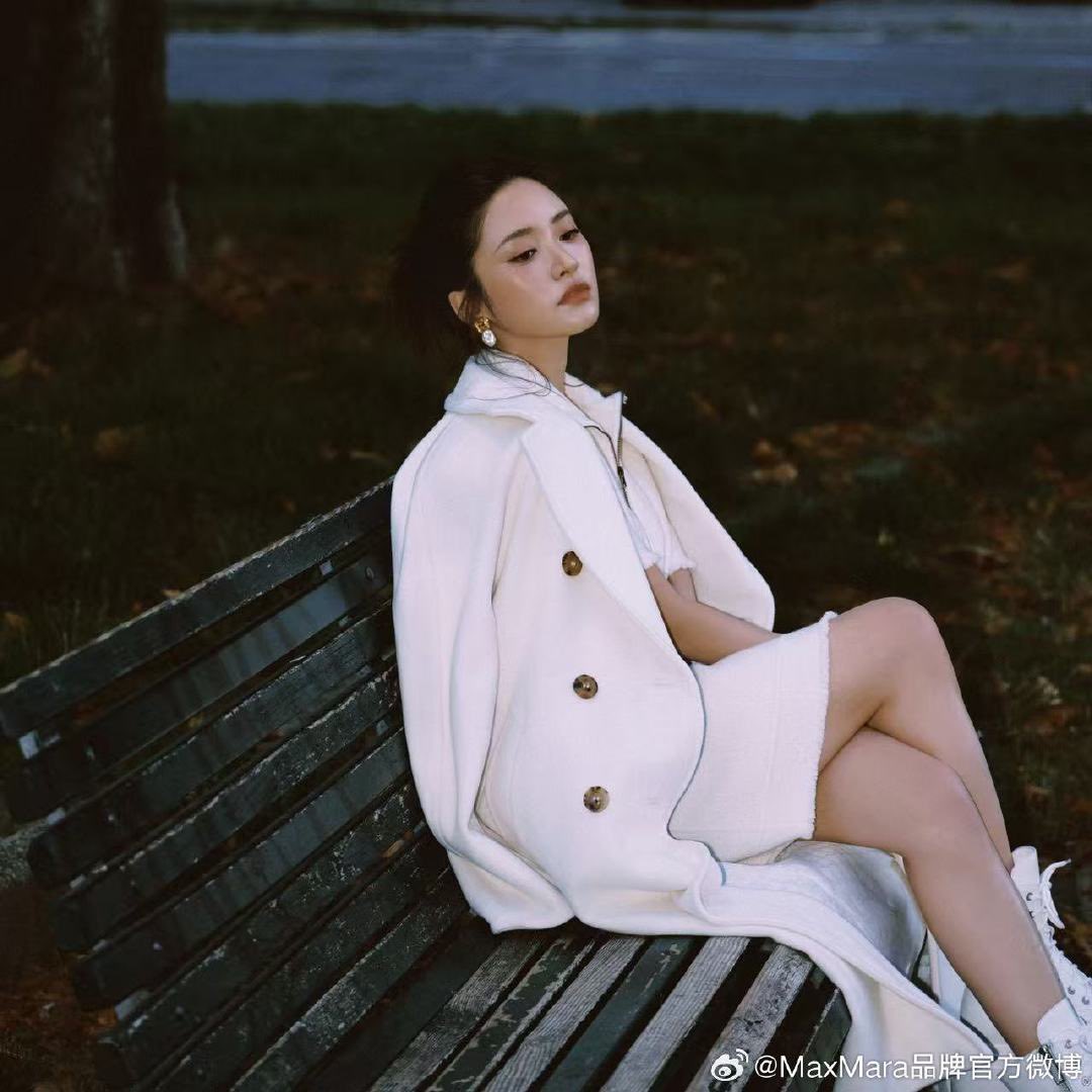 archiveshenyue's tweet photo. MaxMara weibo update with Shen Yue 📸

“Beyond the runway, stroll through Milan with @沈月. A pristine white 101801 coat gently wraps you in cozy warmth, while a wool dress flows freely with every step, weaving through the scenery and capturing the leisurely spirit of the holiday season.”

SHEN YUE at MAX MARA FASHION SHOW
#ShenYue #沈月 #ShenYuexMaxMara #MilanFashionWeek #MFW2026 @maxmara