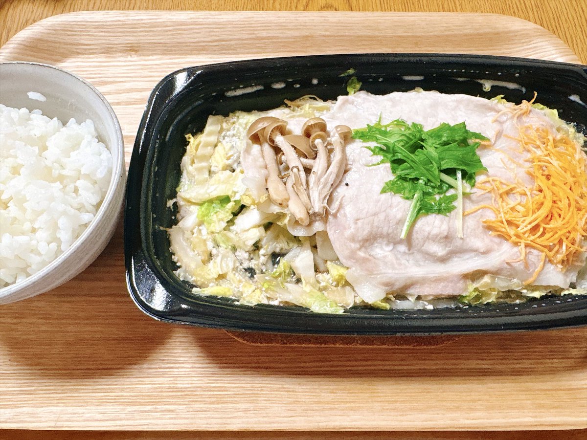 wa_awpoco's tweet photo. 🔸豆乳出汁の豚蒸し

毎日毎回一食分だけ作るの面倒なので何食分かの量で作るんだけど

コレ⬇️6割引ですかさずカゴに🤭

ロース肉なので物凄くあっさりでご飯には合わないが何種類かの野菜も入ってて何よりレンジで4分で食べれる🤤

洗い物もないしたまにこういうのいいな

#晩ごはん　#おうちごはん https://t.co/VFdNFcGnwf