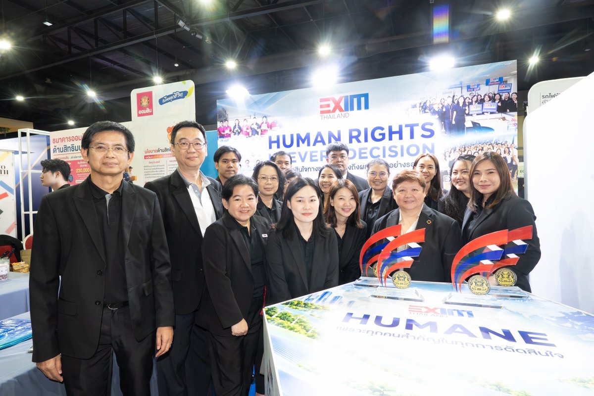 ProMassCommPr's tweet photo. EXIM BANK คว้ารางวัลองค์กรต้นแบบด้านสิทธิมนุษยชน ระดับดีเด่น ปี 2569 ตอกย้ำการเงินที่รับผิดชอบ คำนึงถึงสิทธิมนุษยชนในทุกการตัดสินใจทางธุรกิจ

นางสาวเข็มจริยา ธีรพงษ์ ผู้ช่วยกรรมการผู้จัดการ ธนาคารเพื่อการส่งออกและนำเข้าแห่งประเทศไทย (EXIM BANK) เป็นผู้แทนเข้ารับรางวัลองค์กรต้นแบบด้านสิทธิมนุษยชน ระดับดีเด่น ประจำปี 2569 ในงานประกาศรางวัลองค์กรต้นแบบด้านสิทธิมนุษยชน ประจำปี 2569 สะท้อนถึงความมุ่งมั่นของ EXIM BANK ในการดำเนินธุรกิจภายใต้หลักการกำกับดูแลกิจการที่ดี ควบคู่กับการเคารพสิทธิมนุษยชนในทุกมิติของการดำเนินงาน เพื่อสร้างคุณค่าร่วมแก่ผู้มีส่วนได้ส่วนเสียทุกภาคส่วน และสนับสนุนการพัฒนาเศรษฐกิจ สังคม และสิ่งแวดล้อมอย่างสมดุลและยั่งยืน โดยมี พลตำรวจโท รุทธพล เนาวรัตน์ รัฐมนตรีว่าการกระทรวงยุติธรรมเป็นประธานในพิธีและมอบรางวัล ณ อิมแพ็ค ฟอรั่ม เมืองทองธานี เมื่อวันที่ 24 กันยายน 2569
ในโอกาสนี้ EXIM BANK ได้ร่วมจัดบูทนิทรรศการภายใต้แนวคิด “Human Rights in Every Decision : ทุกการตัดสินใจทางธุรกิจ คำนึงถึงผลกระทบอย่างรอบด้าน” เพื่อนำเสนอแนวทางการบูรณาการหลักสิทธิมนุษยชนเข้ากับการดำเนินธุรกิจของ EXIM BANK ผ่านการบริหารจัดการความเสี่ยงด้านสิทธิมนุษยชน (Human Rights Due Diligence: HRDD) การดำเนินธุรกิจอย่างรับผิดชอบ (Responsible Finance) และการเยียวยาผลกระทบที่อาจเกิดขึ้นจากการดำเนินงาน ตลอดจนการส่งเสริมวัฒนธรรมองค์กรที่เคารพศักดิ์ศรีความเป็นมนุษย์ ความหลากหลาย และความเท่าเทียม