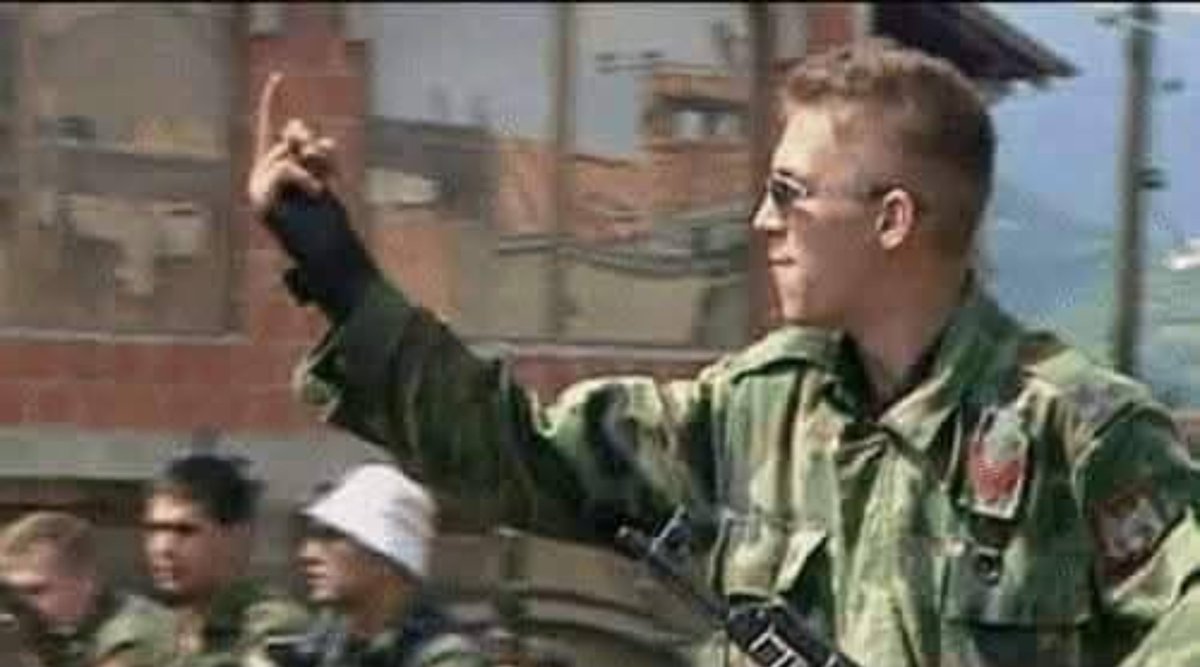 aleksthgrt's tweet photo. A Serbian soldier saluting the arrival of the NATO forces in Prizren,1999.🇷🇸😎 https://t.co/W2DCstmAh5