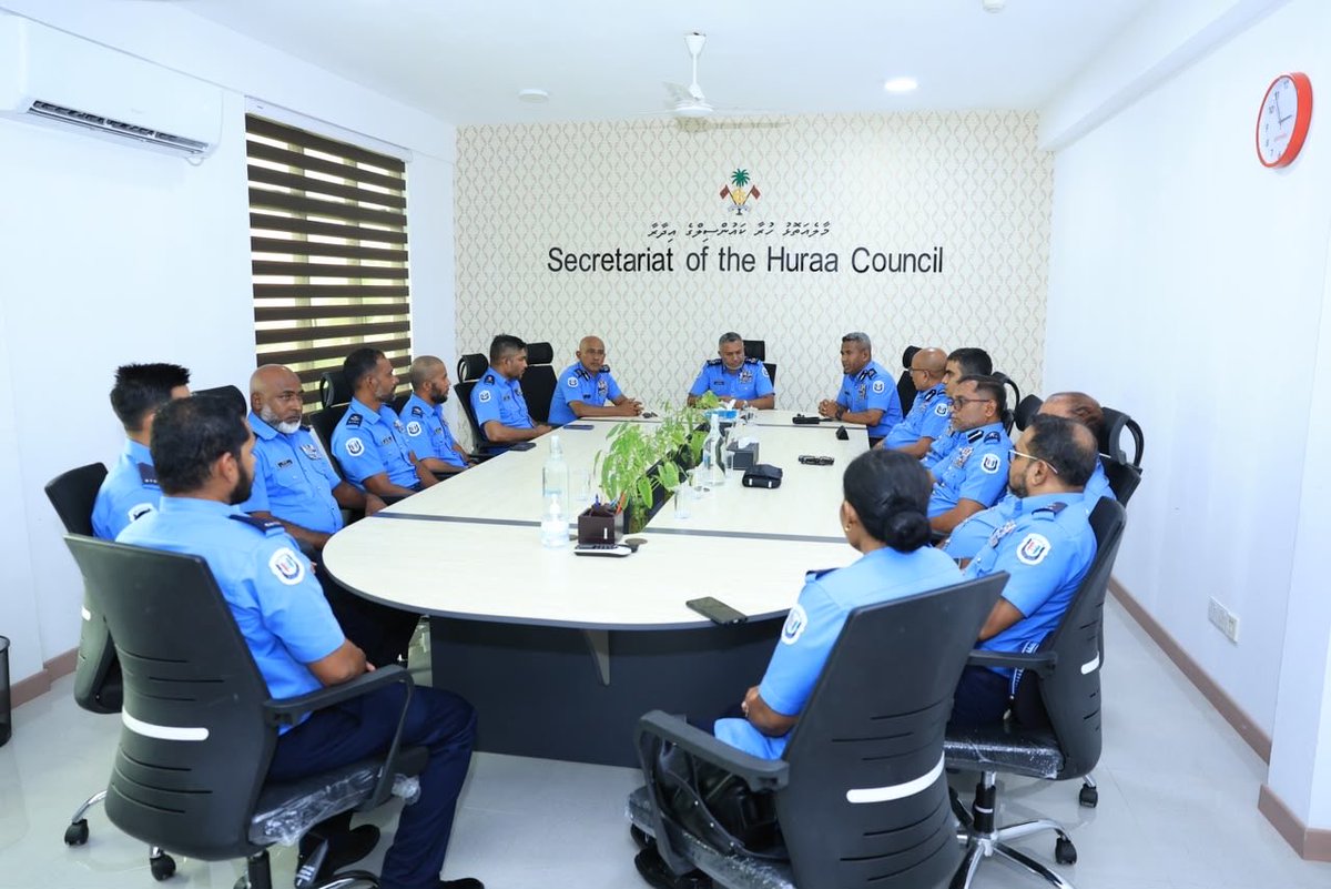 PoliceMv's tweet photo. ކ. އަތޮޅުގެ ބައެއް ރަށްތަކަށް ކޮމިޝަނަރ އޮފް ޕޮލިސް އަޙްމަދު މުޙައްމަދު މިހާރު ކުރައްވަމުން ގެންދަވާ ރަސްމީ ދަތުރުފުޅުގެ ތެރެއިން ކ. ހުރާ ޕޮލިސްގައި މަސައްކަތްކުރައްވާ ފުލުހުންނާއި  ބައްދަލުކުރެއްވުން. 
މި ބައްދަލުވުމުގައި ޑެޕިއުޓީ ކޮމިޝަނަރ އޮފް ޕޮލިސް ފަރުހާދު ފިކުރީ އާއި ނޮދަރން ޕޮލިސްގެ ހެޑް އެސިސްޓަންޓް ކޮމިޝަނަރ އޮފް ޕޮލިސް އަޙްމަދު ޝަމީމް އާއި ފުލުހުންގެ ސީނިއަރ އޮފިސަރުން ބައިވެރިވެލެއްވި.