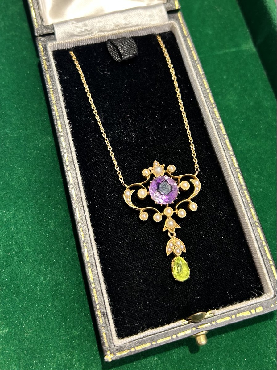 PyramidsSC's tweet photo. MCC Bullion has a range of stunning pieces with incredible history. 💎 

This beautiful necklace was worn by supporters of the Suffragette movement as a subtle way to show their belief in the cause and features the movement’s colours of green, purple and white. https://t.co/oaex3kwSQQ