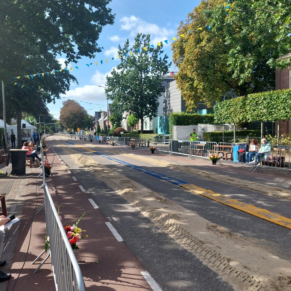 TonWiseguy's tweet photo. Klaar voor de kortebaandraverij van #Lisse!! Totalisator is weer voorzien van mijn spaargeld,en nu maar hopen dat het wat gaat opleveren!!!👍👍💙💙 https://t.co/qBBAu89Nr6