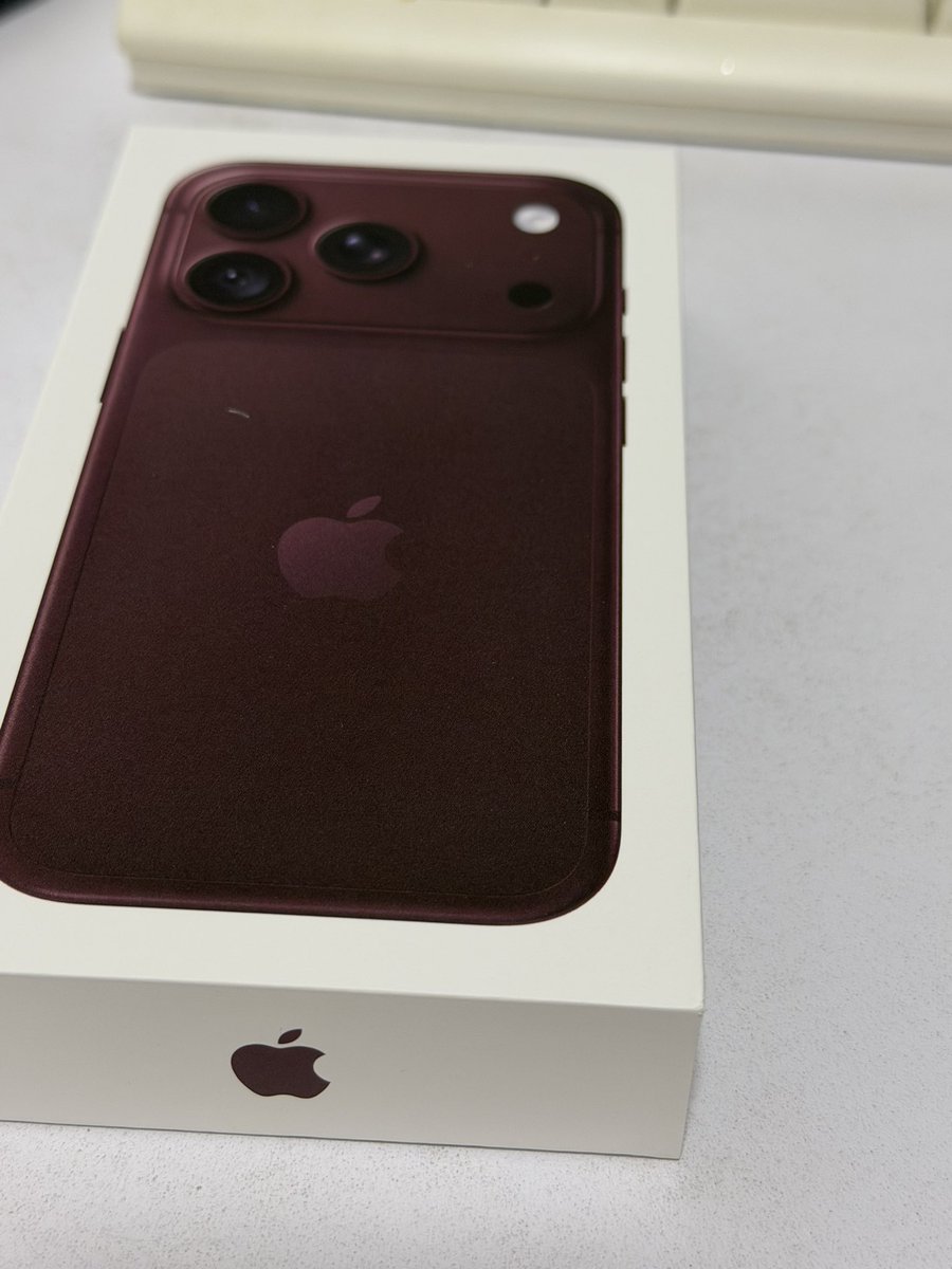 kitano_ow's tweet photo. iPhone 18 Pro！

型落ちのパソコンやったら2台買えるでほんま https://t.co/5u7YlWF09M