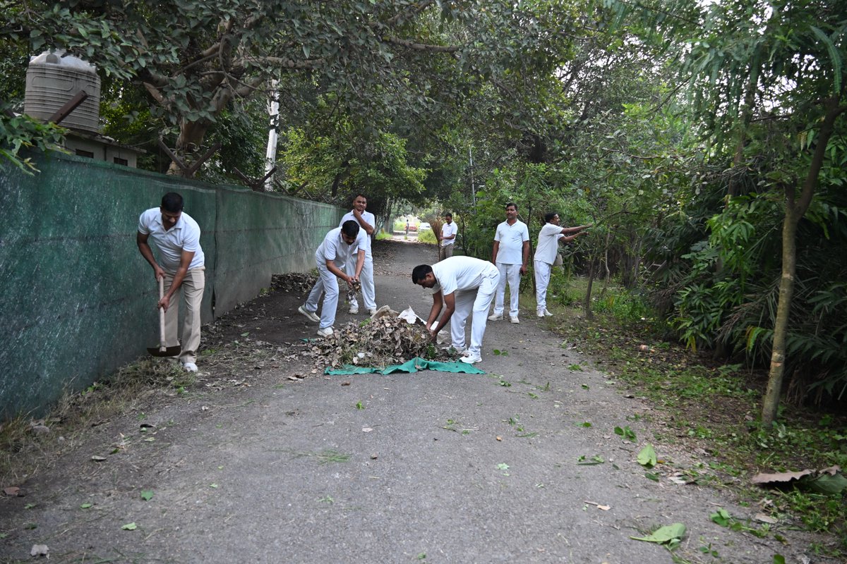 Crpf89bn's tweet photo. Under the #SwachhataHiSeva campaign, 89 Bn CRPF conducted a special cleanliness drive at B &amp; D/89 BN Location, Bawana,Delhi https://t.co/Z6EJEmCxJG