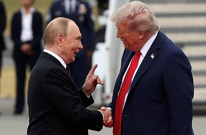 RediTlhabi's tweet photo. @USAmbRSA @BrentBozell
You recently threw a fit because South Africa's Deputy President went on a working visit to China. Yesterday Trump welcomed Xi Jinping on the tarmac and the White House put on an unusually large military display. It is a state visit nogal!

Your president went personally, with all honors to receive Xi Jinping. Something that Xi Jinping didn't do for him when he was visiting!
In addition; Trump has invited Putin to the G20, much to the consternation of US allies.

Do you have anything to say. I guess not. You are a bully and a hypocrite. The Unipolar moment is over. Your own country has been instrumental in undoing it. There is no turning back. Nobody is prepared to listen to bullies on the global stage.