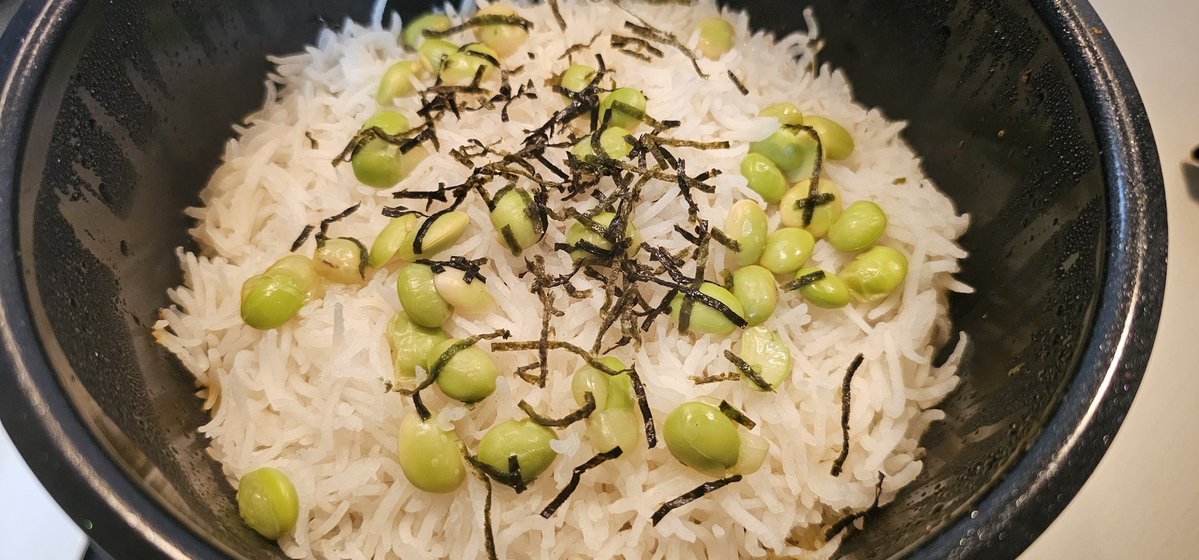 hanawomiru's tweet photo. 業スーの生フランクと卵とアサリとエビのビリヤニ。枝豆がめちゃくちゃ合う海苔も青海苔より主張しない刻み海苔が良かった https://t.co/owIsTQFVwm