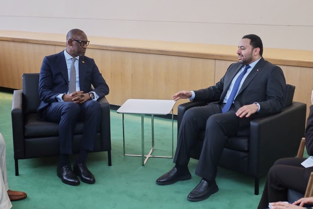 MaliMaeci's tweet photo. Le plaidoyer politique et diplomatique se poursuit à New York tant sur le plan bilatéral que multilatéral.

Son Excellence Monsieur Abdoulaye DIOP a eu, le mercredi 23 septembre 2026, une série de rencontres bilatérales, notamment avec le Ministre des Affaires étrangères de l’État du Qatar, la Secrétaire d’État chargée du Développement international et de l’Afrique du Royaume Uni ainsi que le Ministre des Affaires étrangères de la République du Congo.

Le renforcement de la coopération bilatérale notamment la promotion des échanges économiques et des investissements productifs; les défis et enjeux géopolitiques au Mali et au Sahel liés au terrorisme, la nouvelle configuration géopolitique sous régionale dans le cadre de la Confédération AES ainsi que le renforcement de la confiance dans la coopération sous régionale pour un partenariat mutuellement bénéfique étaient au cœur des échanges fructueux entre le Chef de la diplomatie malienne et les hautes personnalités de ces pays susvisés.

Le Ministre DIOP a également saisi cette occasion pour rappeler la gouvernance endogène en cours au Mali, fondée sur un nouveau principe de partenariat et une nouvelle vision stratégique de développement.

Bureau de l’Information et de la Presse/MAECI