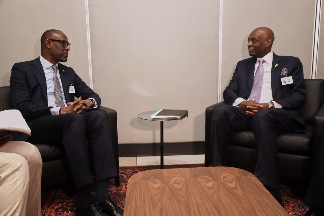 MaliMaeci's tweet photo. Le plaidoyer politique et diplomatique se poursuit à New York tant sur le plan bilatéral que multilatéral.

Son Excellence Monsieur Abdoulaye DIOP a eu, le mercredi 23 septembre 2026, une série de rencontres bilatérales, notamment avec le Ministre des Affaires étrangères de l’État du Qatar, la Secrétaire d’État chargée du Développement international et de l’Afrique du Royaume Uni ainsi que le Ministre des Affaires étrangères de la République du Congo.

Le renforcement de la coopération bilatérale notamment la promotion des échanges économiques et des investissements productifs; les défis et enjeux géopolitiques au Mali et au Sahel liés au terrorisme, la nouvelle configuration géopolitique sous régionale dans le cadre de la Confédération AES ainsi que le renforcement de la confiance dans la coopération sous régionale pour un partenariat mutuellement bénéfique étaient au cœur des échanges fructueux entre le Chef de la diplomatie malienne et les hautes personnalités de ces pays susvisés.

Le Ministre DIOP a également saisi cette occasion pour rappeler la gouvernance endogène en cours au Mali, fondée sur un nouveau principe de partenariat et une nouvelle vision stratégique de développement.

Bureau de l’Information et de la Presse/MAECI