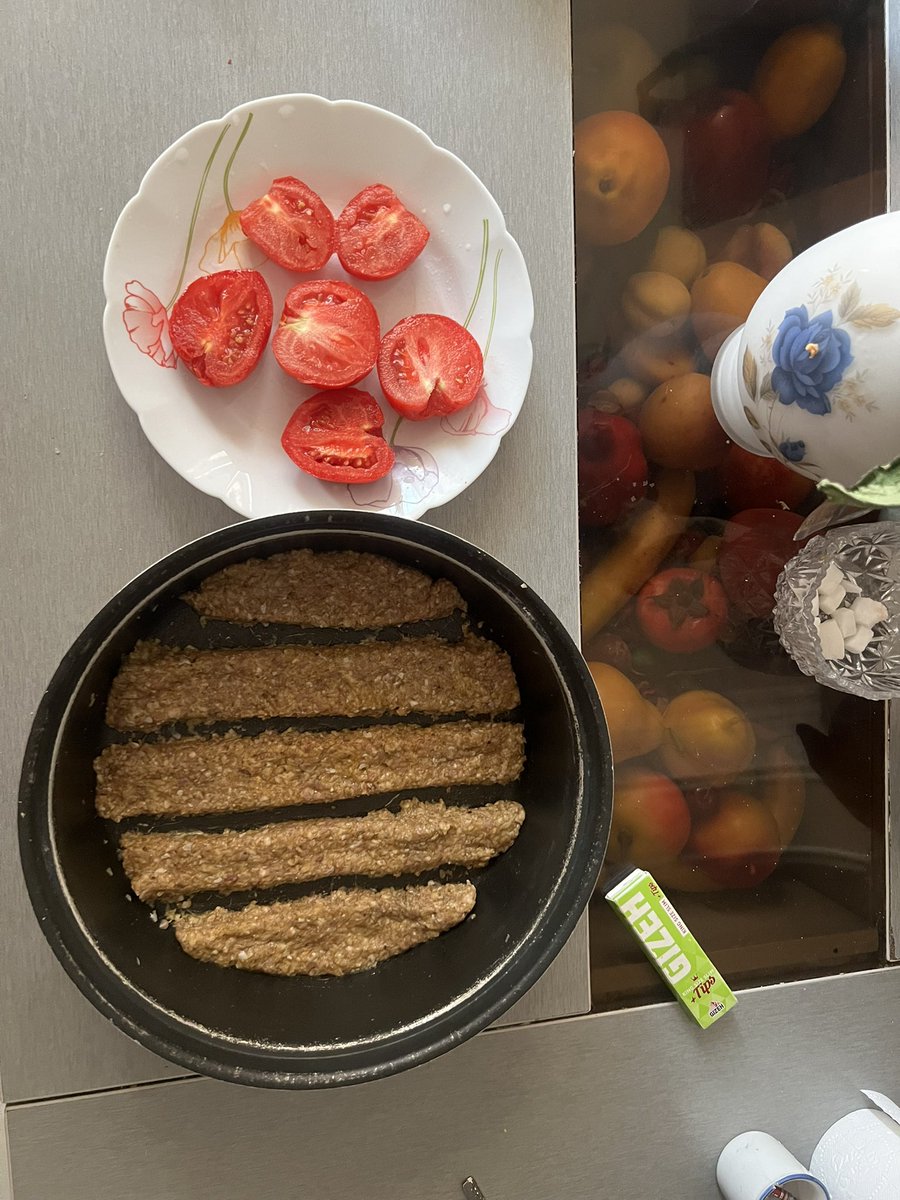 Eliihamm's tweet photo. شهریور ماه عجیب و شروع عالیی بود
۶ ماهگیمون درگیر کارای مغازش شدیم و شبیه خانوما میرفت سرکار منم براش نهار درست میکردم :)) اون وسطا تارگت فروش دکترپی‌ام زدیمو و همزمان مشتریای میکاپمم میگرفتم :)))
خودم هنوز موندم چطوری از پس این همه کار براومدم نیمه نهان باسن تنگم واقعا شکوفا شد https://t.co/XLWgdaUb7k