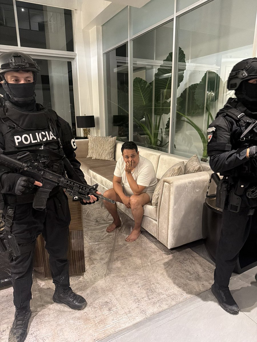 JohnReimberg's tweet photo. OPERACIÓN CONJUNTA ENTRE POLICÍA NACIONAL Y TROPAS NORTEAMERICANAS

CABECILLAS, FINANCISTAS Y UNA ESTRUCTURA COMPLETA DE NARCOTRÁFICO QUE TENÍA VÍNCULOS DIRECTOS CON EL CARTEL JALISCO NUEVA GENERACIÓN CAYERON ESTA MADRUGADA EN TRES PROVINCIAS.

La operación fue ejecutada esta madrugada por la Policía Nacional y se llevó a cabo en conjunto con las tropas norteamericanas y la DEA, que dejó como resultado más de 30 personas detenidas en Guayaquil, Daule, Samborondón, Ventanas, Babahoyo, Puebloviejo, Vinces y Machala.

Esta organización no tiene ningún vínculo con bandas locales. Tenía relación directa con el CJNG. La investigación tomó cerca de ocho meses. La estructura se dedicaba al acopio, intermediación, distribución, transporte y comercialización de grandes cantidades de droga proveniente de Colombia, que pretendía ser enviada por vía marítima desde puertos de Guayaquil y Machala hacia Centroamérica, Estados Unidos y Europa.
Para llegar hasta esta estructura, a lo largo de este año, ha habido una afectación de USD 322 millones entre todos los cargamentos de droga decomisados. 

Más de 320 miembros dea Policía Nacional y 50 miembros del Comando Sur fueron parte de esta operación. 

 La operación continúa en desarrollo.