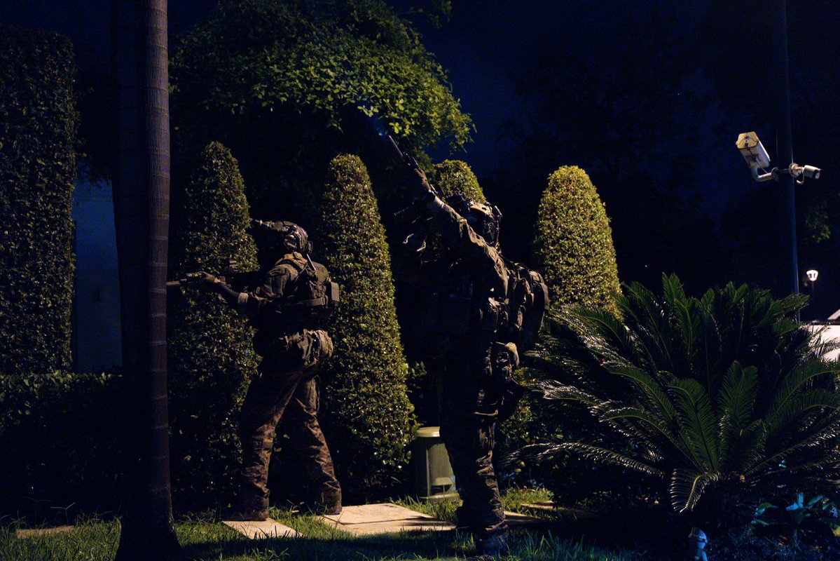 JohnReimberg's tweet photo. OPERACIÓN CONJUNTA ENTRE POLICÍA NACIONAL Y TROPAS NORTEAMERICANAS

CABECILLAS, FINANCISTAS Y UNA ESTRUCTURA COMPLETA DE NARCOTRÁFICO QUE TENÍA VÍNCULOS DIRECTOS CON EL CARTEL JALISCO NUEVA GENERACIÓN CAYERON ESTA MADRUGADA EN TRES PROVINCIAS.

La operación fue ejecutada esta madrugada por la Policía Nacional y se llevó a cabo en conjunto con las tropas norteamericanas y la DEA, que dejó como resultado más de 30 personas detenidas en Guayaquil, Daule, Samborondón, Ventanas, Babahoyo, Puebloviejo, Vinces y Machala.

Esta organización no tiene ningún vínculo con bandas locales. Tenía relación directa con el CJNG. La investigación tomó cerca de ocho meses. La estructura se dedicaba al acopio, intermediación, distribución, transporte y comercialización de grandes cantidades de droga proveniente de Colombia, que pretendía ser enviada por vía marítima desde puertos de Guayaquil y Machala hacia Centroamérica, Estados Unidos y Europa.
Para llegar hasta esta estructura, a lo largo de este año, ha habido una afectación de USD 322 millones entre todos los cargamentos de droga decomisados. 

Más de 320 miembros dea Policía Nacional y 50 miembros del Comando Sur fueron parte de esta operación. 

 La operación continúa en desarrollo.