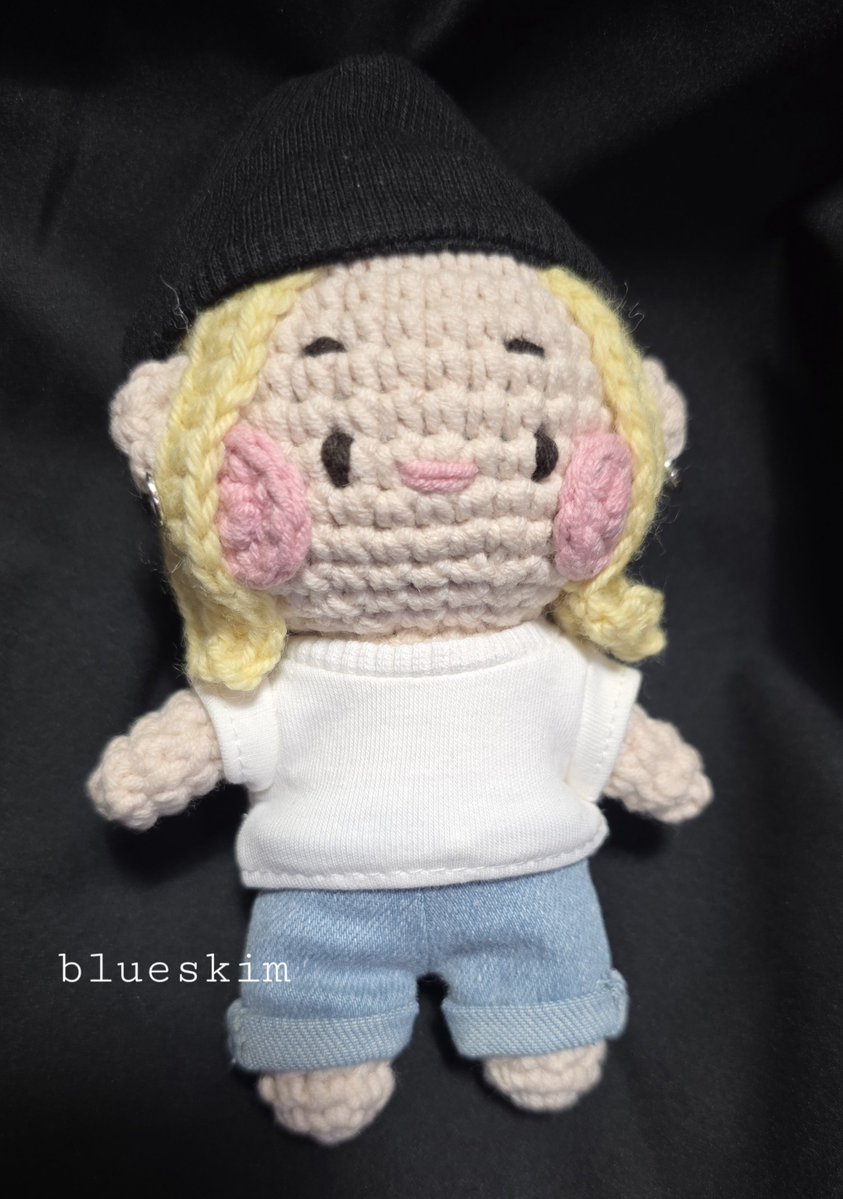 _blueskim's tweet photo. 월드스타 방탄소년단 지민님 인형입니다.

10CM 인형에 맞춤 사이즈라 작고 귀엽습니다.
몸뚱이만 만들고 옷은 따로 사서 입혔어요😀

#BTSJIMIN #fanart #amigurumi https://t.co/eygubXezUT