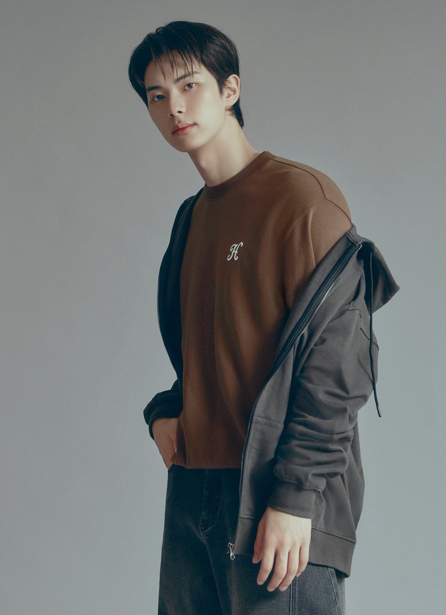 Chaemrn's tweet photo. Putting my good looks on display. https://t.co/0BFmW5uIom