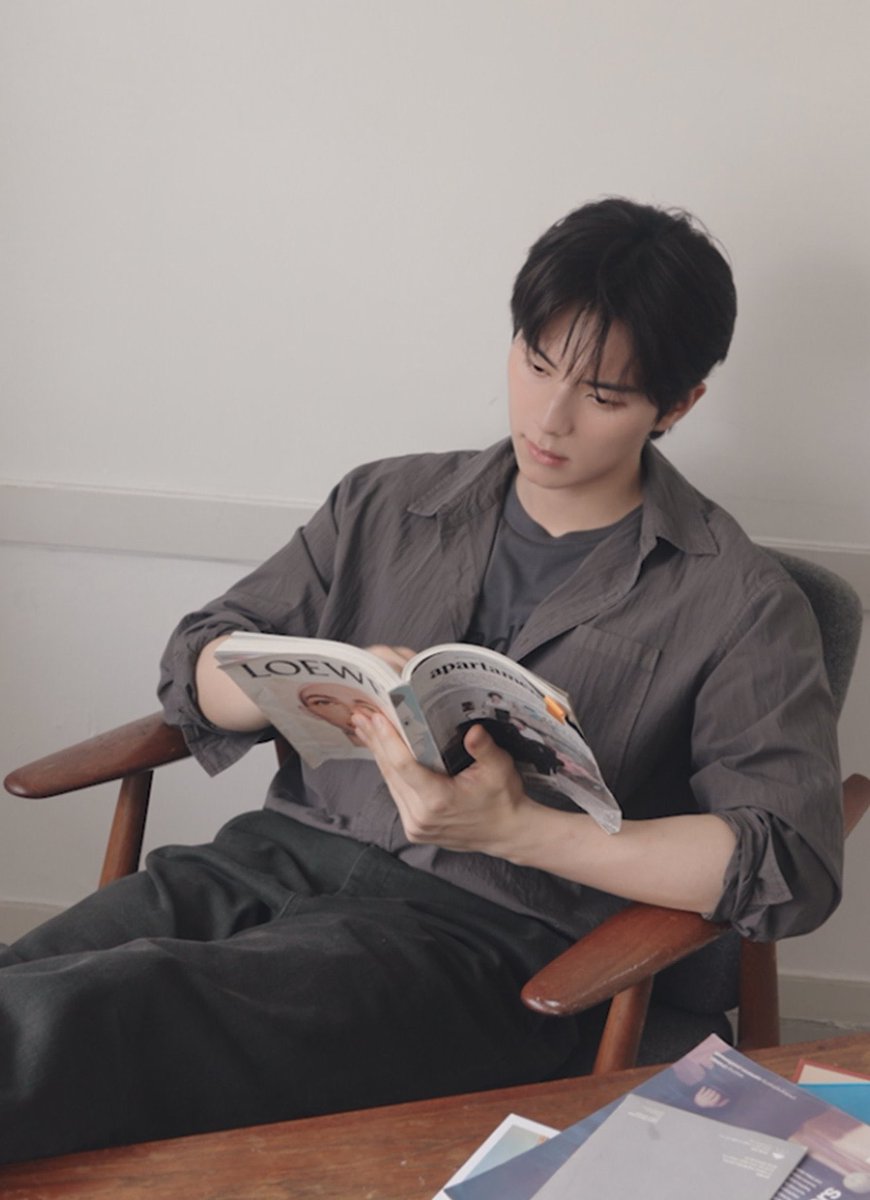 Chaemrn's tweet photo. Putting my good looks on display. https://t.co/0BFmW5uIom