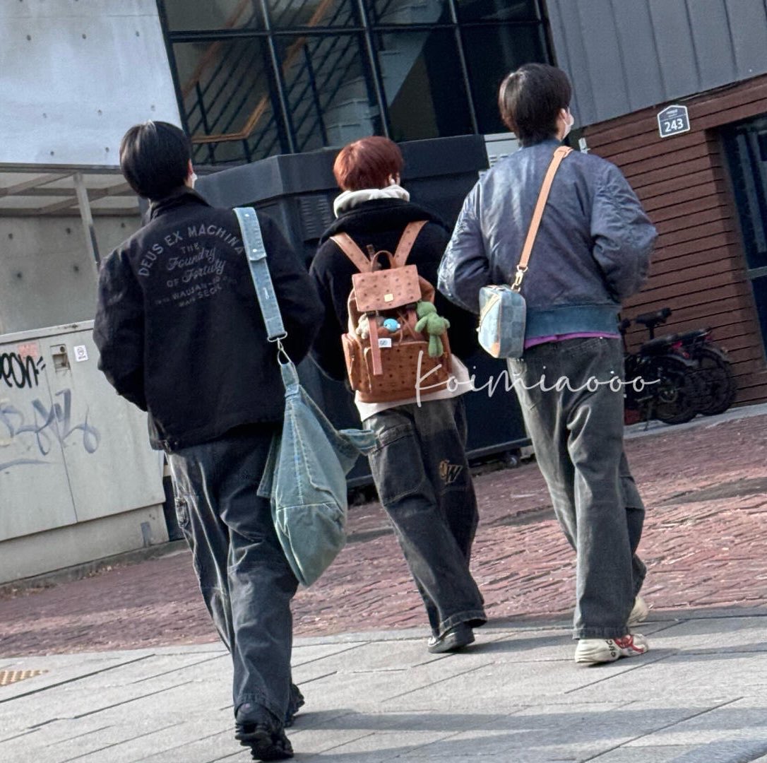 songhanton's tweet photo. trainee mana yang pake lv sama mcm??!! kalian semua chaebol yaa??🫠🫠 https://t.co/ossztYEMpP