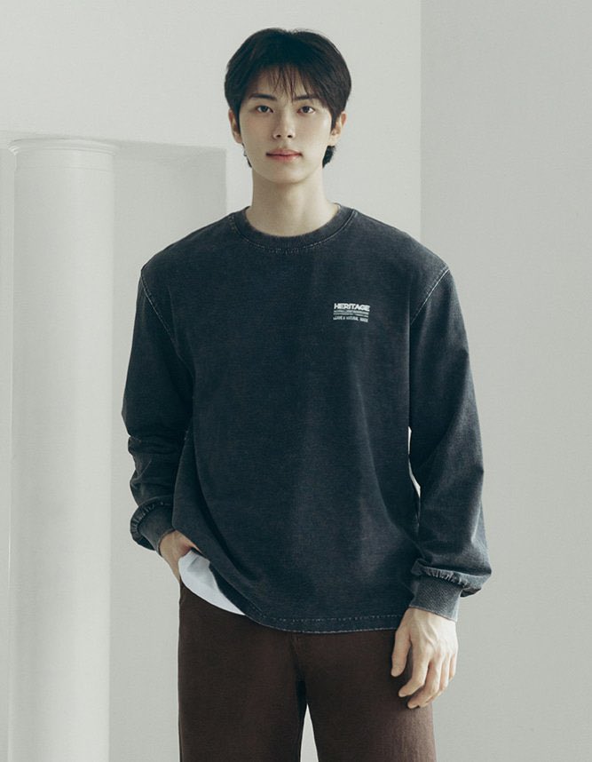 Chaemrn's tweet photo. Hangten knows exactly how to bring out one’s charm through simple yet striking looks. Here I am, wrapped in an outfit that keeps me warm while letting my style speak for itself, even when the weather turns cold. https://t.co/QrEm33zeqU