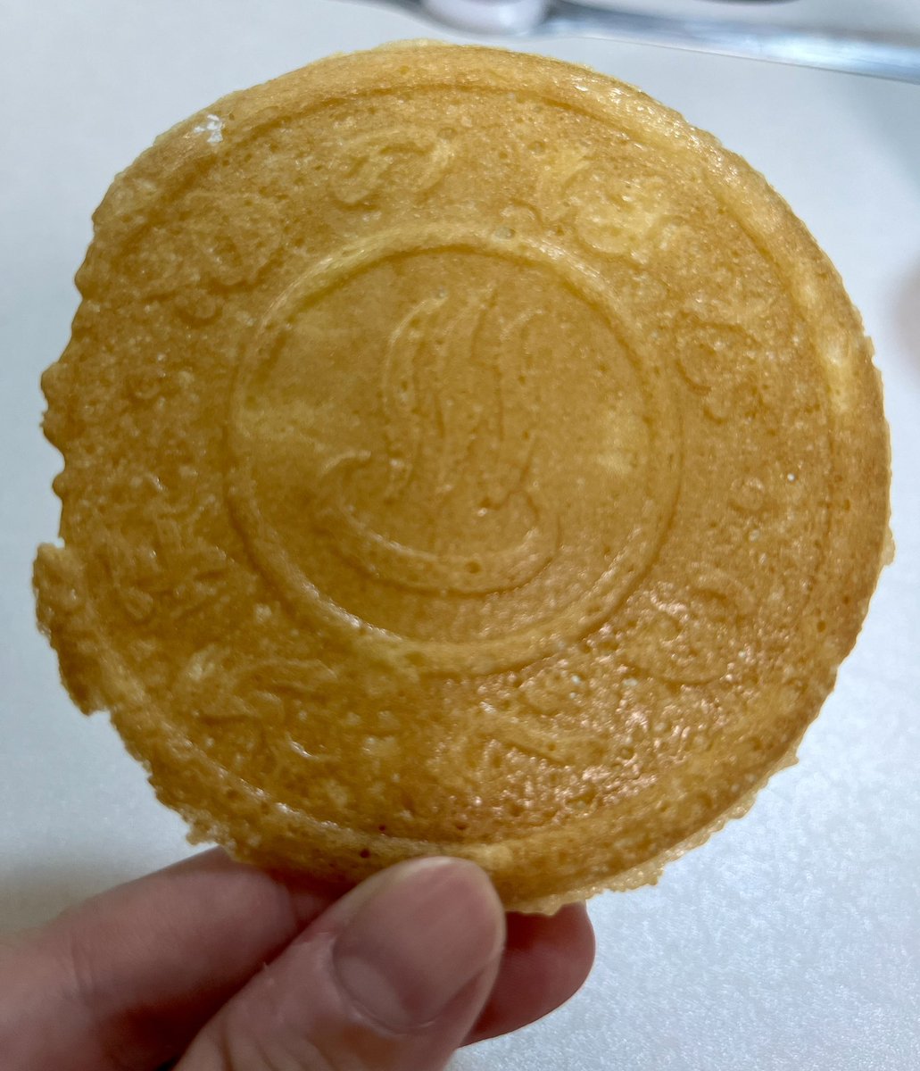 mugen_yoshi's tweet photo. 割れせんの中からキセキの一枚、生還(食べた) https://t.co/O3lKnuh6bp