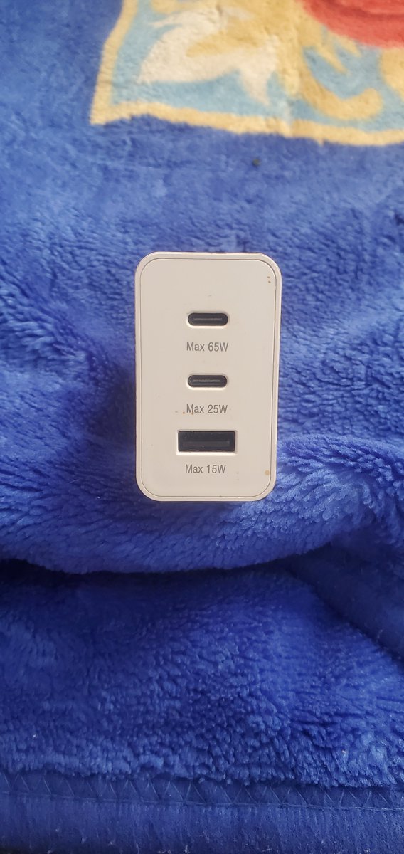 shd39470's tweet photo. سؤال..؟  برأيكم أيهما أجمل وافضل الشاحن

1️⃣ Type_C

2️⃣ USB

وأيهما يعطي سرعة شحن أعلى ويحافظ على البطارية بشكل أفضل؟ 👀

أريد تجاربكم وآراءكم خصوصا مع الشواحن اللي بالصورة. https://t.co/zjUanAa3bb