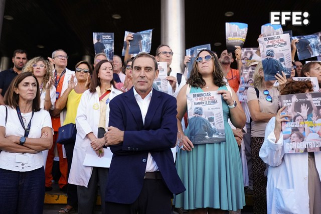EFEnoticias's tweet photo. El cirujano que denunció la manipulación de las listas de espera en Madrid anuncia acciones legales ante el "hostigamiento" de la consejera de Sanidad.

https://t.co/RikPWikwlU https://t.co/cw2u12q1WV
