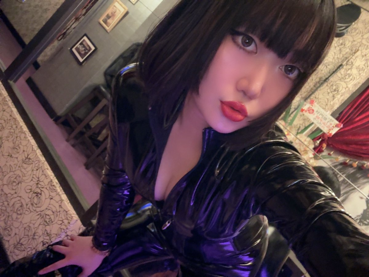 s_ffatale's tweet photo. ファムファタール、出勤しております。
キャットスーツ着ました。

本日は春蜜様と一緒です。 https://t.co/tt8RWK5xEq
