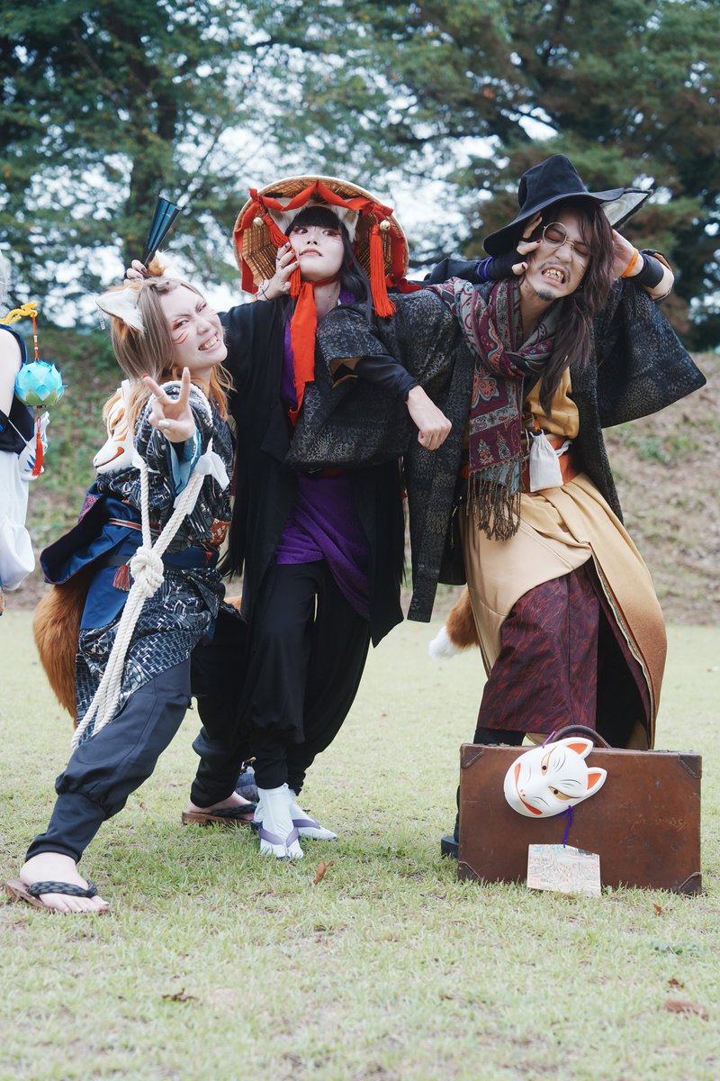 Shin_F_ringo's tweet photo. 【創作化け狐｜壱尾屋】 

（おい、カメラ向けられてるぞ!! せ〜の、、）

一同「「「いらっしゃいませ〜〜!!!!」」」

「乱丸はさがってろ！」「俺が真ん中だ！！」
「わしが1番かっこよく写るんやで」ｷﾞｬｰｷﾞｬｰ

尾「あかん！あんま騒ぐとわしら鶴ヶ城出禁になるで💦」
一同「しーっ🤫」

📸:たにさん @shises_tani 
 #會津白狐伝説
 #壱尾屋