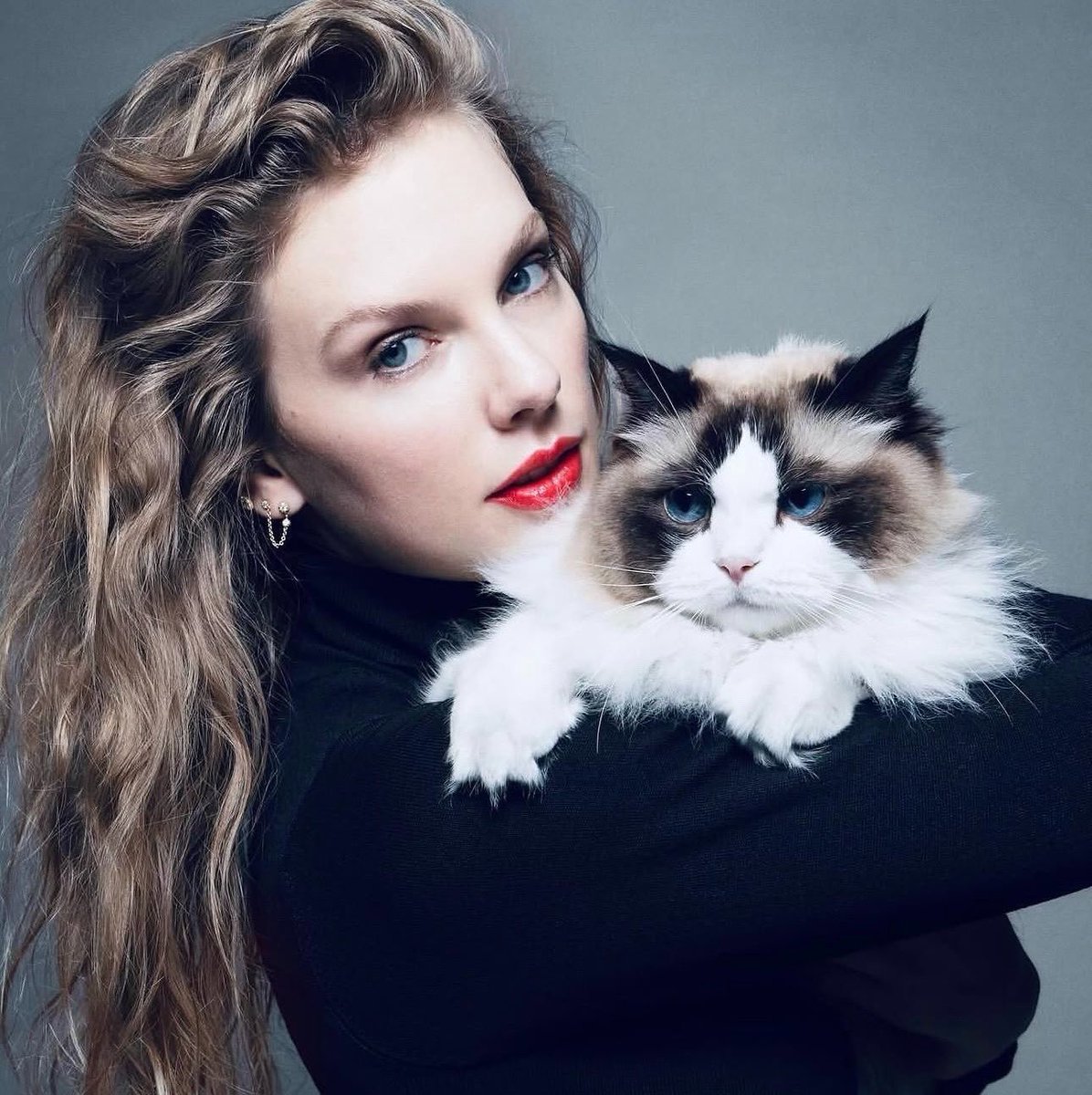 chartstswifty's tweet photo. Taylor Swift once again had her music removed from the White House’s social media pages. This time, it was “Father Figure,” after being used in one of the White House’s vile posts. https://t.co/w4iLWXCQCL