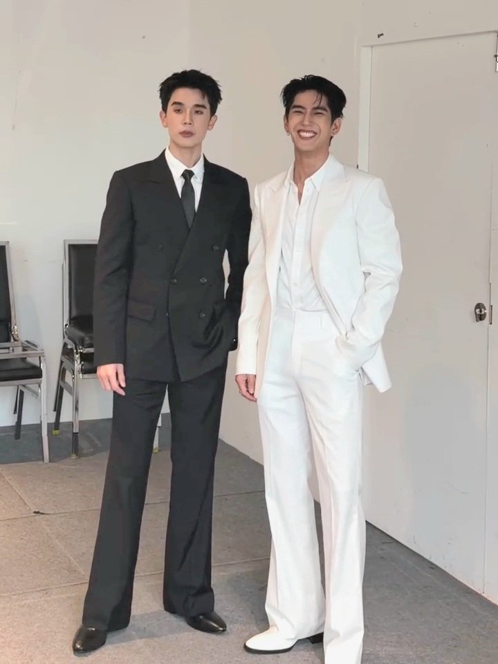 amminimaew's tweet photo. คือรูปเบื้องหลังออกมา ทำไมน้องซีเขินอะไรทุกรูปเลย ไม่เจอกันสองวันความคิดถึงทำงานหนักนึเป่า https://t.co/0yLwL1RnCF
