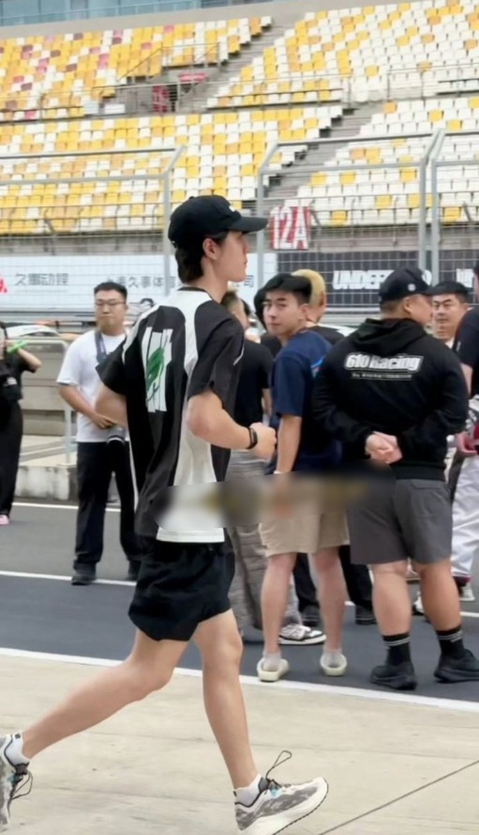 envyofyibo's tweet photo. Sporty and rich man😎

#WangYibo #YIBO85 #85Racing https://t.co/Ivk3j6C0a4