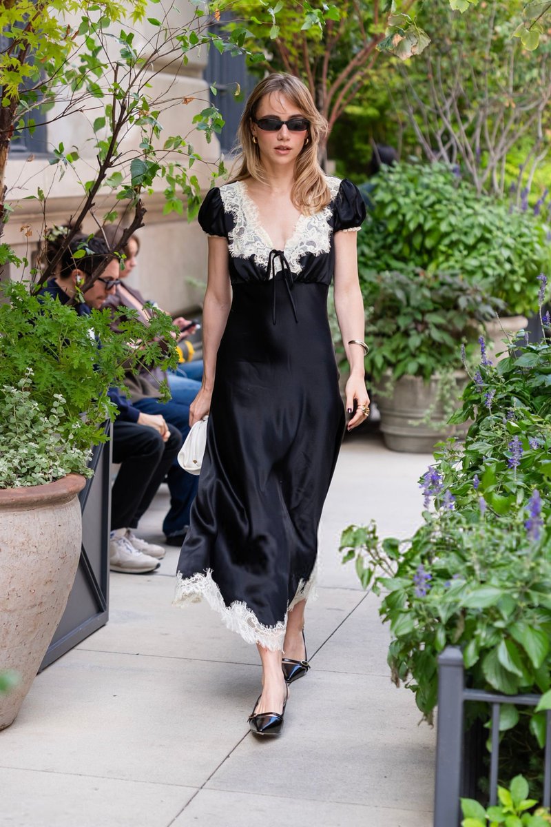 sukiwmedia's tweet photo. Suki Waterhouse out in New York yesterday. https://t.co/aUIUE0EgBW