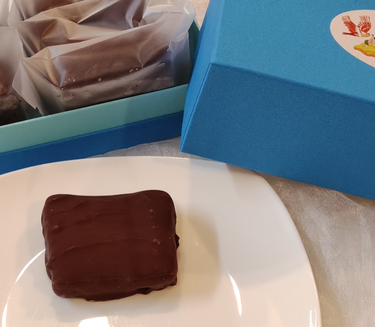 yosyhum's tweet photo. アマゾンカカオ
パリパリカカオ
チョコムースをチョココーティングした、チョコ好きのための、すっごく贅沢な、大きなチョコトリュフ的な逸品✨️
久しぶりにゲットできて感無量🥲
冷凍品なので、ゆっくり食べられるのも嬉しいポイント👍️ https://t.co/UHkif0lDzB