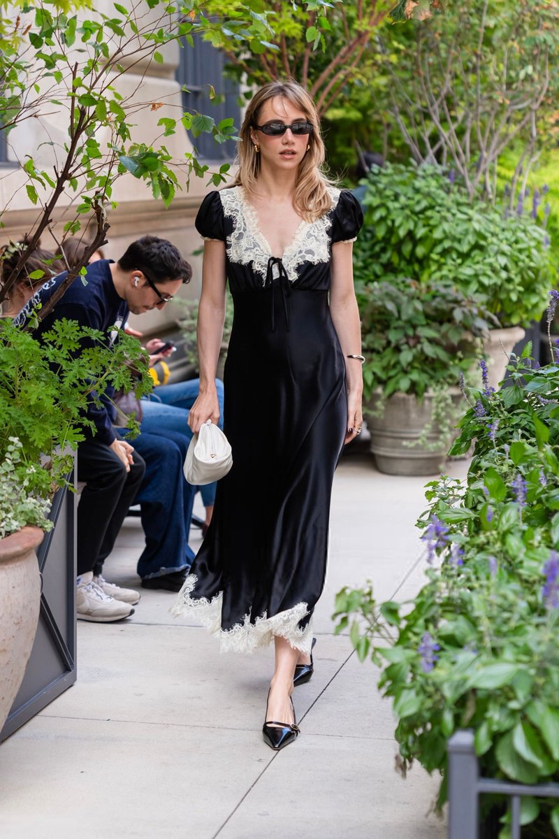 sukiwmedia's tweet photo. Suki Waterhouse out in New York yesterday. https://t.co/aUIUE0EgBW
