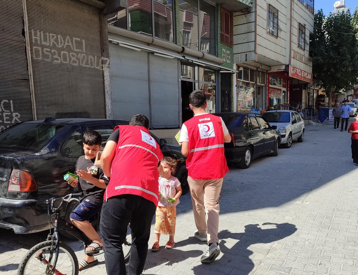 genckizilay63's tweet photo. Karaköprü merkezli, çevre ilçe ve illerden de hissedilen deprem sonrası tedbir amacıyla sokaklara çıkan yaşlı, engelli, hasta ve çocuk hemşehrilerimizin yanında olduk.

Ekiplerimiz,  vatandaşlarımıza kumanya ve ikramlık dağıtımı yaparak desteklerini sürdürüyor. https://t.co/ZodZXukvUF