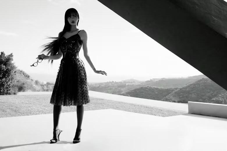 itswindylanddd's tweet photo. LISA in Marc Jacobs SS 27 for w magazine https://t.co/hrPrIxOhEe