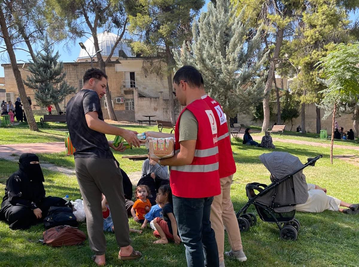 genckizilay63's tweet photo. Karaköprü merkezli, çevre ilçe ve illerden de hissedilen deprem sonrası tedbir amacıyla sokaklara çıkan yaşlı, engelli, hasta ve çocuk hemşehrilerimizin yanında olduk.

Ekiplerimiz,  vatandaşlarımıza kumanya ve ikramlık dağıtımı yaparak desteklerini sürdürüyor. https://t.co/ZodZXukvUF