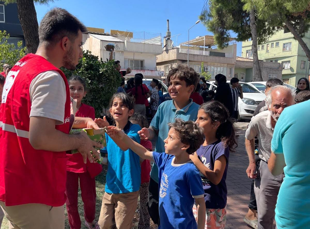genckizilay63's tweet photo. Karaköprü merkezli, çevre ilçe ve illerden de hissedilen deprem sonrası tedbir amacıyla sokaklara çıkan yaşlı, engelli, hasta ve çocuk hemşehrilerimizin yanında olduk.

Ekiplerimiz,  vatandaşlarımıza kumanya ve ikramlık dağıtımı yaparak desteklerini sürdürüyor. https://t.co/ZodZXukvUF