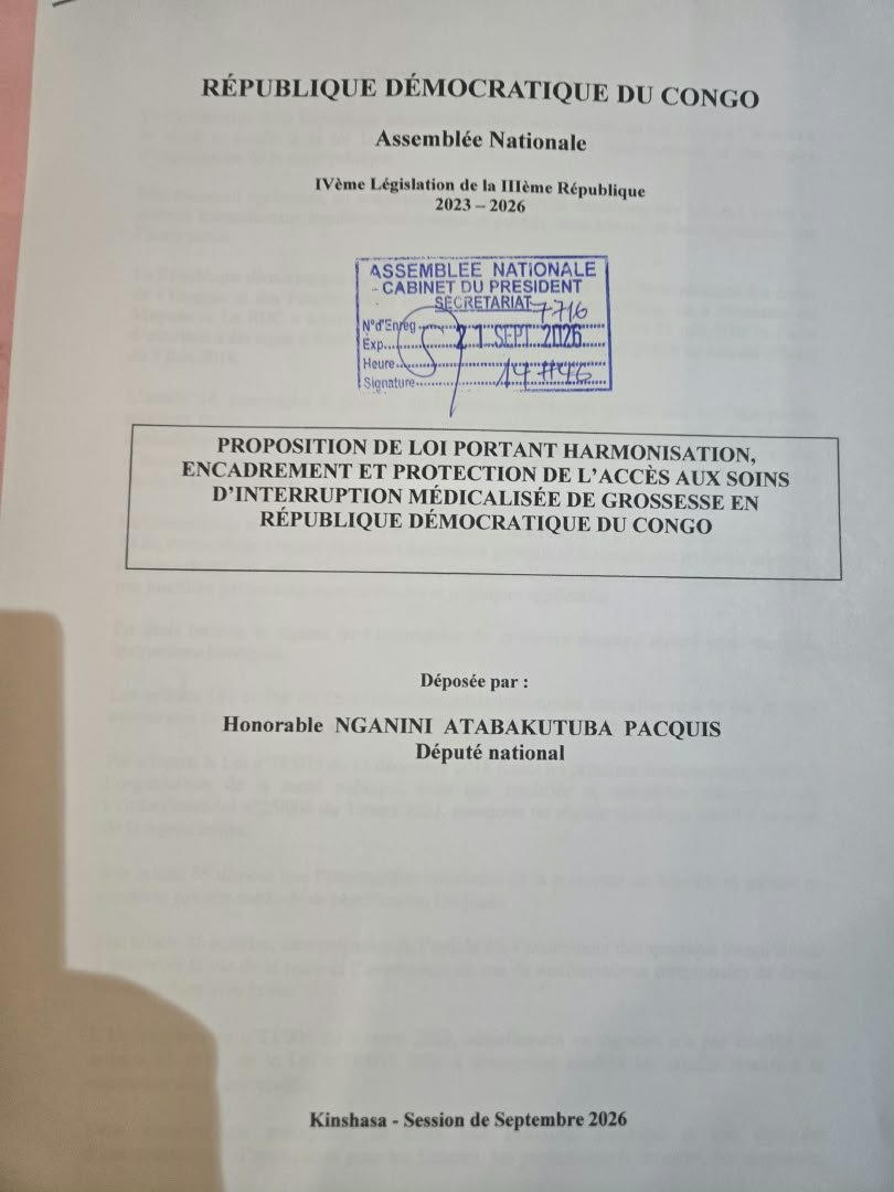 KimKimuntu's tweet photo. #PROPOSITION DE LOI SUR L’INTERRUPTION MÉDICALISÉE DE GROSSESSE : UNE DÉMARCHE DE RESPONSABILITÉ ET DE PROTECTION

Je viens de déposer à l’Assemblée nationale une proposition de loi portant harmonisation, encadrement et protection de l’accès aux soins d’interruption médicalisée de grossesse en République Démocratique du Congo.

Cette initiative part d’une réalité juridique et sanitaire qu’il nous appartient de regarder avec responsabilité, sans tabou, sans stigmatisation et sans confusion.

La RDC a ratifié le Protocole de Maputo, dont l’article 14 prévoit, dans des circonstances précises, l’accès à l’avortement médicalisé, notamment lorsque la grossesse résulte d’un viol ou d’un inceste, lorsqu’elle met en danger la santé physique ou mentale de la femme ou sa vie, ainsi que dans certains cas de malformations fœtales graves. Le Protocole a été publié au Journal officiel de la RDC en 2018.

Pourtant, des difficultés subsistent dans l’articulation entre nos normes pénales, notre réglementation sanitaire et nos engagements internationaux. Des analyses récentes soulignent notamment la persistance d’obstacles juridiques, médicaux et pratiques à l’accès à des soins sécurisés.

Pourquoi cette loi est-elle nécessaire ?

Parce qu’une loi claire permet de :

• Sécuriser juridiquement les patients et les professionnels de santé ;
• Définir précisément les conditions et procédures d’accès aux soins concernés ;
• Drotéger la vie et la santé des femmes confrontées aux situations prévues par le cadre légal ;
• Lutter contre les pratiques clandestines et dangereuses ;
• Garantir la confidentialité, la dignité et la prise en charge médicale ;
• Réduire les disparités d’accès aux soins entre les personnes vulnérables et celles disposant de davantage de moyens ;
• Assurer une meilleure cohérence entre notre législation nationale et les engagements internationaux de la RDC.

Cette proposition ne doit donc pas être comprise comme une banalisation ou une généralisation de l’interruption de grossesse.

Il s’agit d’un encadrement légal, médical et éthique des situations prévues par notre droit et par les engagements internationaux de notre pays.

L’urgence est aussi sanitaire : les sources disponibles font état de complications liées aux avortements non sécurisés et de difficultés persistantes d’accès à des soins de qualité, particulièrement pour les adolescentes, les femmes pauvres et celles vivant dans des zones touchées par les conflits ou les crises humanitaires.

En tant que Député national, mon rôle est de contribuer à construire un cadre juridique qui protège la population, apporte de la sécurité aux professionnels de santé et permette à notre pays de donner une traduction concrète à ses engagements juridiques.

Je souhaite que cette proposition fasse l’objet d’un débat parlementaire sérieux, responsable, scientifique, juridique, médical, éthique et respectueux de toutes les sensibilités de notre société.

Notre responsabilité collective est de protéger la vie, la santé, la dignité humaine et l’intérêt général.

Le débat est ouvert. La République doit pouvoir en parler avec responsabilité.

Honorable Pacquis NGANINI ATABAKUTUBA
Député national