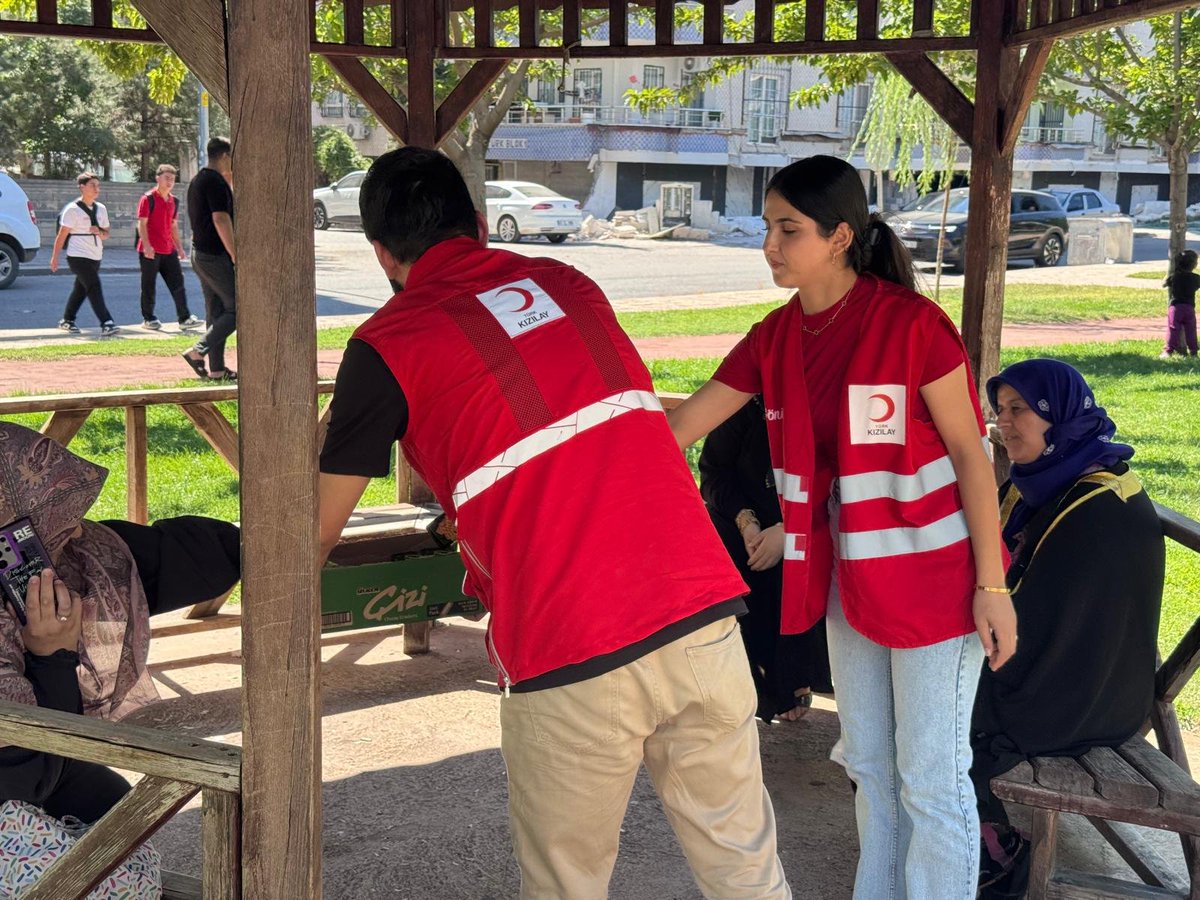 genckizilay63's tweet photo. Karaköprü merkezli, çevre ilçe ve illerden de hissedilen deprem sonrası tedbir amacıyla sokaklara çıkan yaşlı, engelli, hasta ve çocuk hemşehrilerimizin yanında olduk.

Ekiplerimiz,  vatandaşlarımıza kumanya ve ikramlık dağıtımı yaparak desteklerini sürdürüyor. https://t.co/ZodZXukvUF